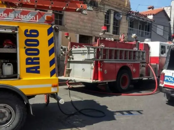 Bomberos lograron apagar el incendio en una casa: casi se quedan sin nada