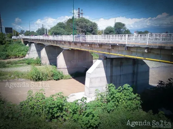 URGENTE: Una mujer se arrojó al vacío en el Puente viejo del Bº Santa Lucia