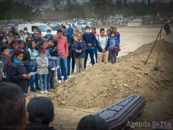 FEMICIDIO: En medio del dolor, despidieron los restos de Paola Díaz