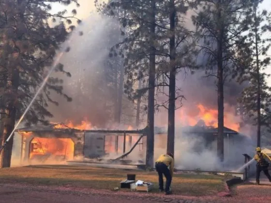 Incendio en el norte de California causa heridos y daños