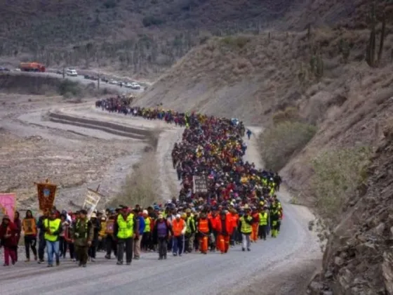 Con lluvia y frío, los peregrinos continúan con su camino hasta los pies del Señor y la Virgen del Milagro