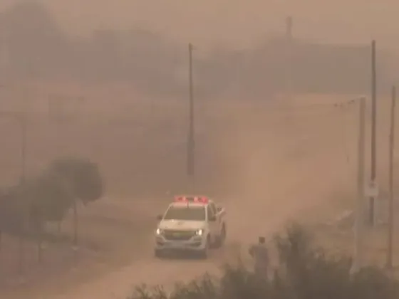 INCENDIO Y DESESPERACIÓN: Las llamas avanzan hacia un pueblo y los vecinos dejan sus casas