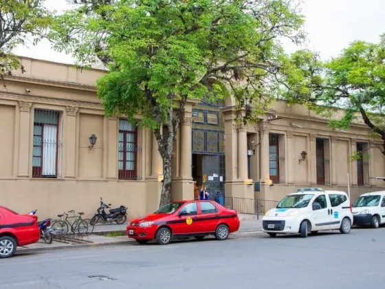 Violento robo a un Estudiante: Fue interceptado en la puerta del Hospital Del Milagro y arrastrado por los delincuentes