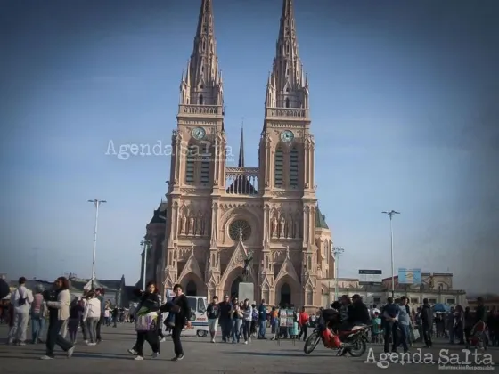 Misa de pocos: En soledad, el Gobierno va a misa a Luján a pedir por la "paz social" y la "fraternidad"