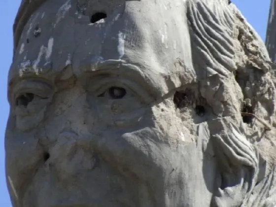 Vandalizaron un monumento a Néstor Kirchner y Alberto Fernández lo vinculó con el atentado a CFK