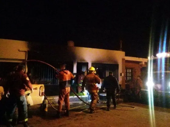 Bomberos apagaron un terrible incendio en una casa: la dueña fue hospitalizada