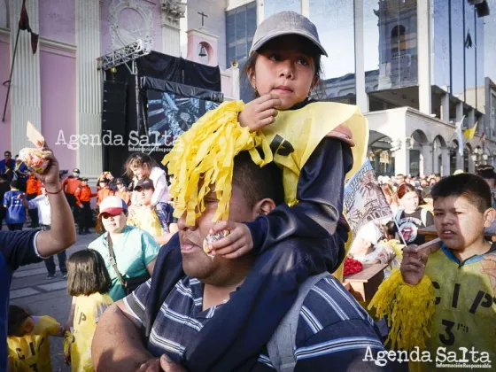 Furor por la cumbia del “Peregrino” en las largas caminatas