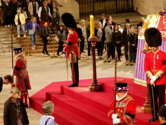 Un ataúd en Westminster Hall: el silencio atronador que sólo interrumpe un tac tac