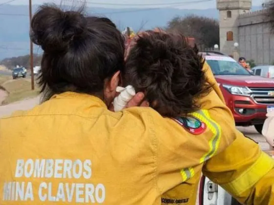 Es bombero y mientras combatía el fuego se enteró de la muerte de su abuela: “Estar acá me cuesta mucho”