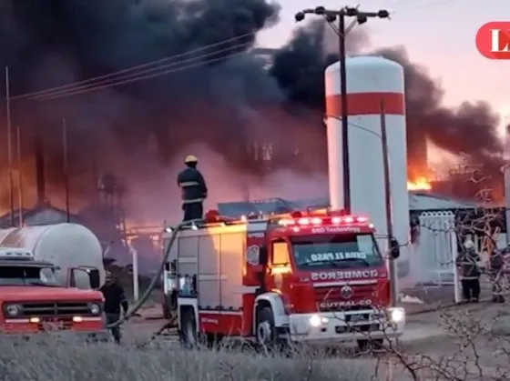 Explotó una refinería de Plaza Huincul: murieron tres operarios y los bomberos no logran controlar el incendio