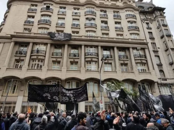 El gremio del neumático mantiene la toma en el Ministerio de Trabajo y amenaza con profundizar la protesta