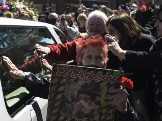 Así fue el último adiós a Carlitos Balá en el Cementerio de Chacarita