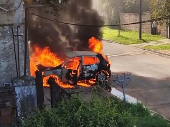 Con su hija en brazos, una mujer le prendió fuego el auto a su expareja