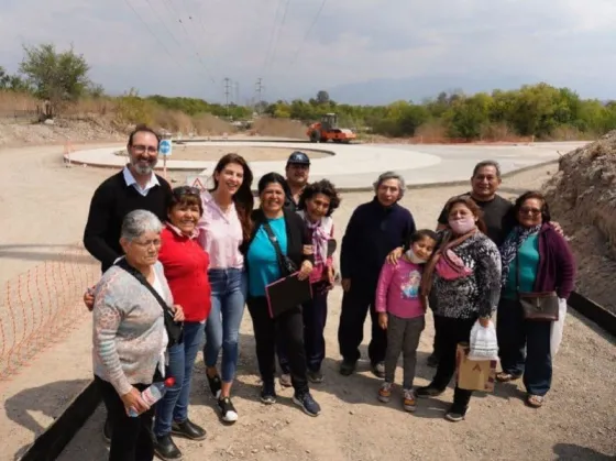 Bettina Romero recorrió las obras en la rotonda sur del nuevo puente sobre el río Arenales