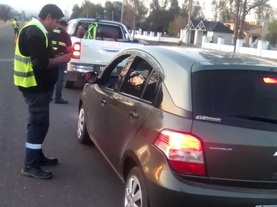 INDIGNANTE: Dos motociclistas ebrios agarraron a cintarazos y golpes a inspectores de Tránsito