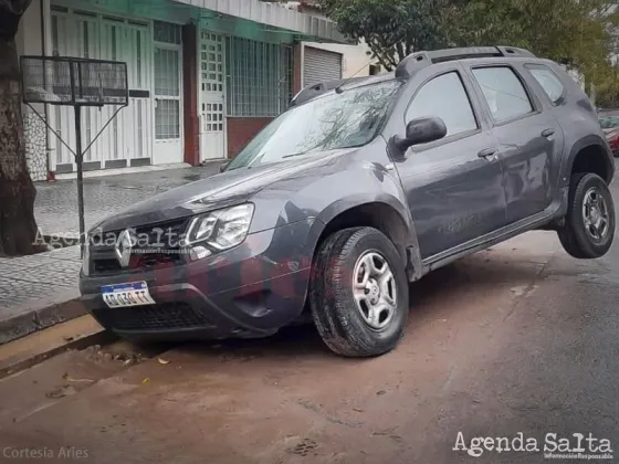 Siete vehículos se hundieron en una zanja por una obra de Aguas del Norte