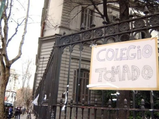 Toma de colegios: alumnos cerraron con candado el Pellegrini y ni las autoridades pueden entrar