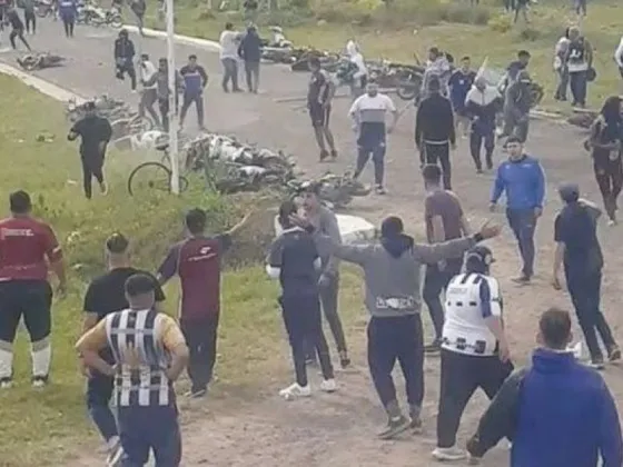 Hinchas de Talleres desalojaron, a tiros y machetazos, un piquete en una ruta Santa Fe: al menos 15 heridos