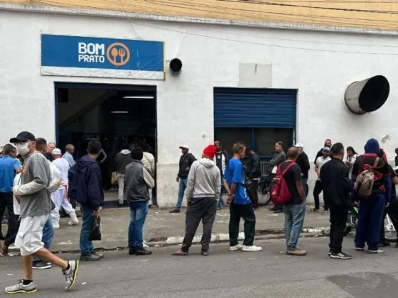 Miles de personas almuerzan por un real en una cadena de restaurantes públicos de San Pablo