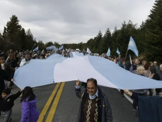 “Basta de terrorismo en la Patagonia”: vecinos de Villa Mascardi marchan contra los ataques y tomas de tierra