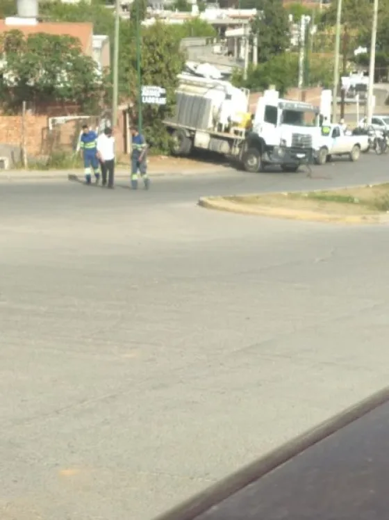 ROMPEN CALLES Y  AHORA TAMBIÉN CASAS: Un camión de Aguas del Norte se metió dentro de un domicilio