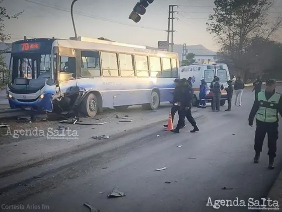 Av. Tavella: Un camión pasó en rojo y chocó a un colectivo de Saeta "hay al menos 10 heridos"