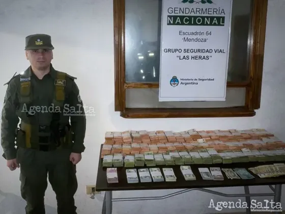 Empleado público detenido con más de $33,6 millones debajo de los asientos de su auto