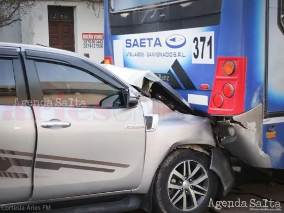 Camioneta se incrustó en un Saeta y casi causa una tragedia