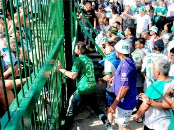 Incidentes en la previa de Sarmiento-Boca: trompadas en la tribuna local entre hinchas de ambos equipos