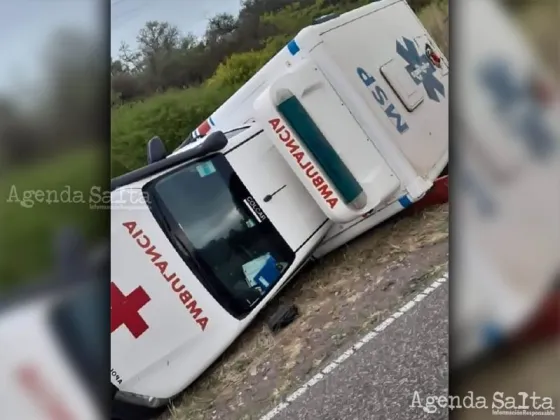 Perdió el control de la ambulancia que manejaba y volcó