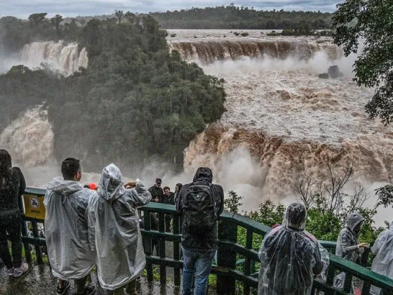 Buscan a un hombre que cayó desde una pasarela de las Cataratas del Iguazú