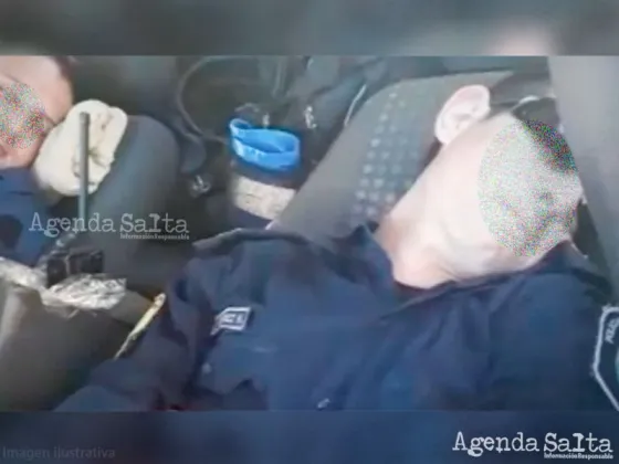 Pinto sueño y dos policías se subieron a un auto a dormir en horario de servicio en la Plaza 9 de Julio