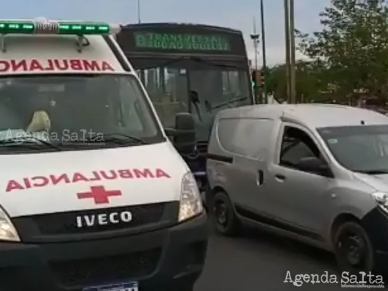 El conductor del vehículo de menor porte aseguró que el colectivo pasó en rojo un semáforo.