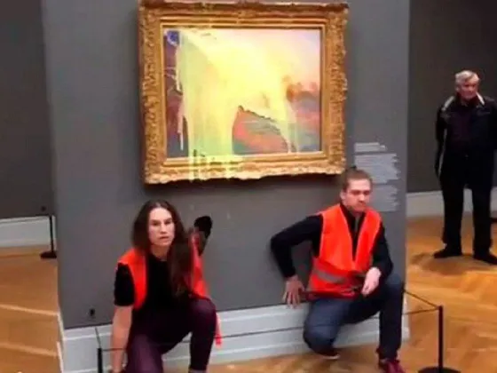 Dos activistas contra el cambio climático lanzaron puré de papas a un cuadro de Claude Monet