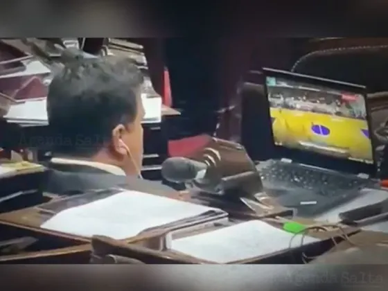 Diputado K viendo un partido de básquet en medio de la sesión por el Presupuesto 2023