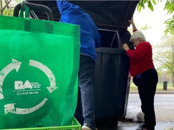 Jubilados chatarreros: cobran $65.000 entre los dos y revuelven la basura para llegar a fin de mes