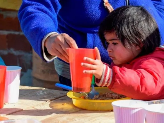 En los barrios populares, uno de cada cuatro niños dejó de recibir alguna de las comidas diarias