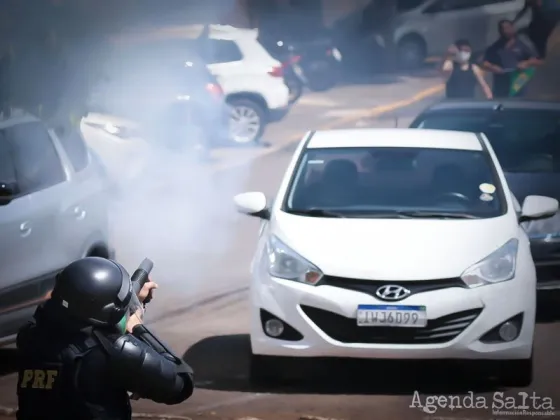 Rutas cortadas en Brasil: La policía usa balas de goma y gases para desbloquear