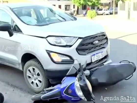 El hombre golpeó primero contra el paragolpes del vehículo de mayor porte y luego impactó contra el parabrisas. Una bota quedó aprisionada entre ambos transportes.