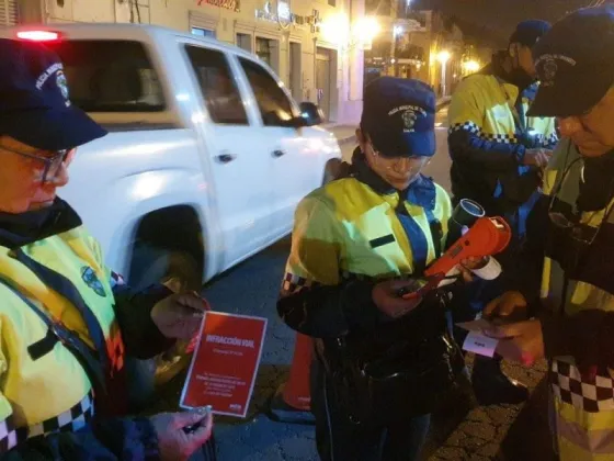 Se retuvieron 11 vehículos y 2 motocicletas durante operativos nocturnos realizados en la ciudad