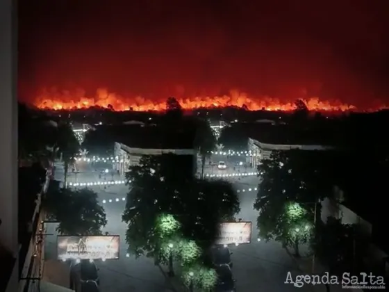 Feroz incendio aterroriza a vecinos de Orán