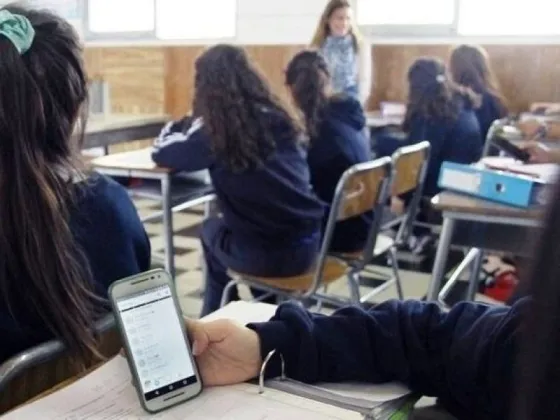 Catamarca prohibió el uso de celulares y dispositivos tecnológicos en las escuelas