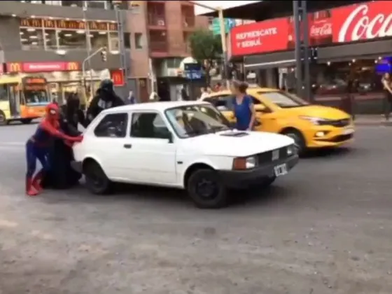 Se le quedó el auto en plena avenida pero “Batman”, “Spiderman” y “Darth Vader” lo ayudaron a empujar