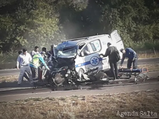 Brutal choque entre un colectivo y una ambulancia: "hay personas heridas"