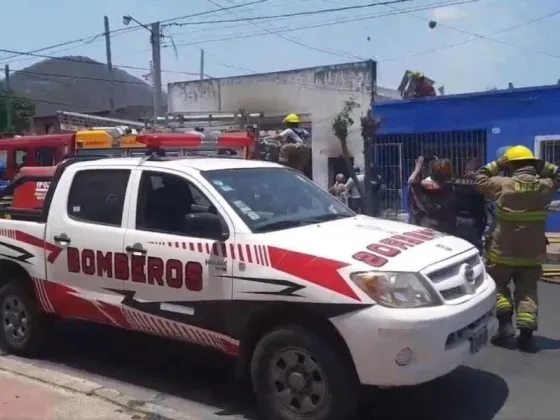 SUSTO: Se produjo un incendio que arrasó con una carpintería a cuadras de la plaza principal