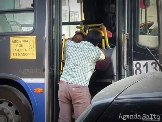 Colectivo de Saeta atropelló a un niño y la chofer rompió en llanto mientras la ambulancia trasladaba al menor