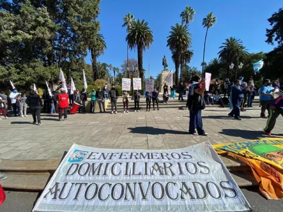 TRABAJADORES DE LA SALUD: Salieron a la calle a reclamar mejoras salariales