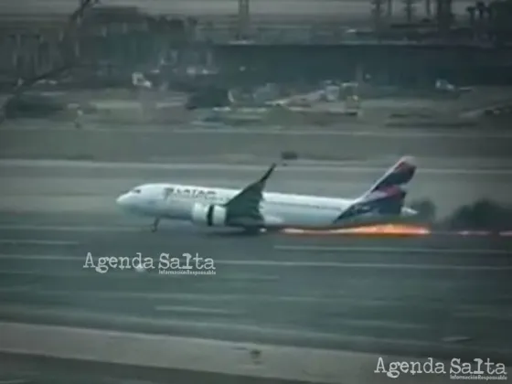 Un avión colisionó con un camión en plena pista y se incendió