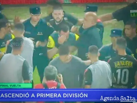 Escándalo en el ascenso: gol en offside de Instituto y golpearon al arbitro