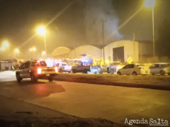 Se incendió una fábrica de carbón en el Parque Industrial